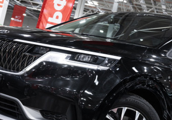 Подержанный автомобиль Kia Carnival 2021 года (2 фото)