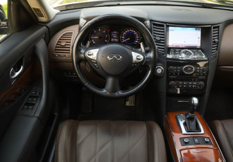 Подержанный автомобиль Infiniti QX70 2016 года (12 фото)