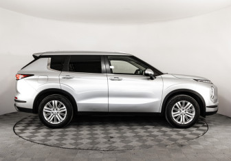 Подержанный автомобиль Mitsubishi Outlander 2022 года (6 фото)