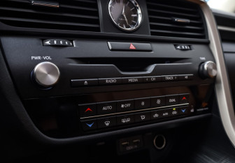 Подержанный автомобиль Lexus RX 2022 года (20 фото)