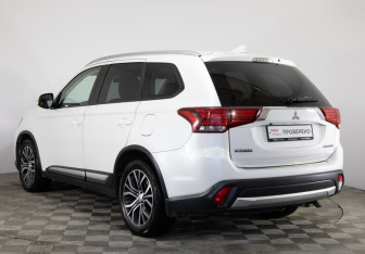 Подержанный автомобиль Mitsubishi Outlander 2017 года (7 фото)
