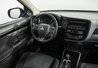 Подержанный автомобиль Mitsubishi Outlander 2020 года (9 фото)