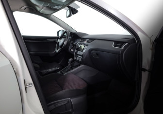 Подержанный автомобиль Skoda Octavia Liftback 2015 года (21 фото)