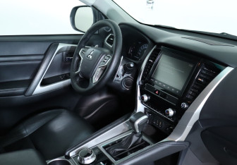 Подержанный автомобиль Mitsubishi Montero Sport 2022 года (11 фото)