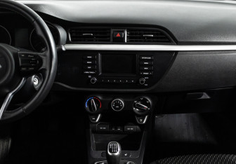 Подержанный автомобиль Kia Rio Sedan 2019 года (14 фото)