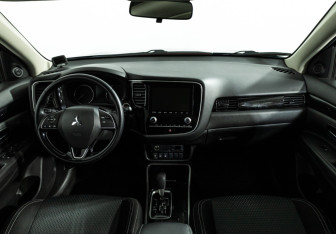 Подержанный автомобиль Mitsubishi Outlander 2020 года (13 фото)