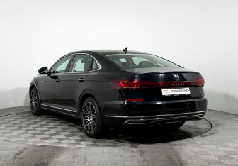 Подержанный автомобиль Volkswagen Passat Sedan 2023 года (7 фото)