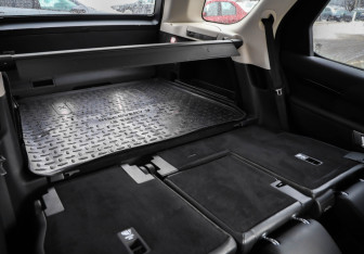 Подержанный автомобиль Land Rover Discovery 2017 года (32 фото)