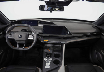 Подержанный автомобиль Changan UNI-V 2024 года (9 фото)