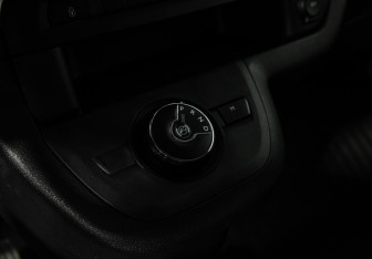 Подержанный автомобиль Peugeot Traveller 2021 года (17 фото)