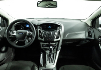 Подержанный автомобиль Ford Focus Hatchback 2012 года (13 фото)