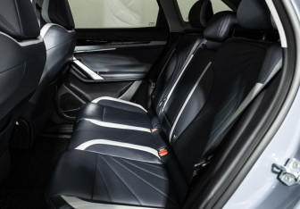 Подержанный автомобиль Geely Atlas 2023 года (10 фото)