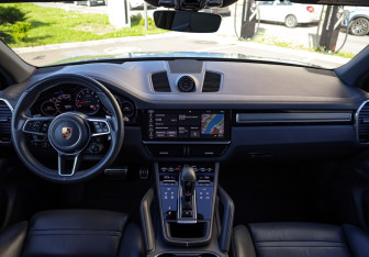 Подержанный автомобиль Porsche Cayenne 2018 года (13 фото)