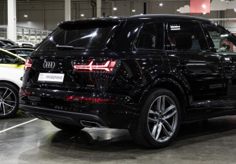 Подержанный автомобиль Audi Q7 2018 года (8 фото)
