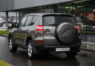 Подержанный автомобиль Toyota RAV4 2010 года (8 фото)