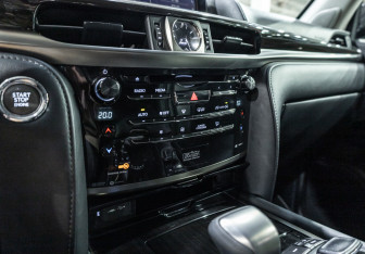 Подержанный автомобиль Lexus LX 2015 года (21 фото)