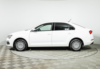 Подержанный автомобиль Skoda Rapid Liftback 2021 года (8 фото)
