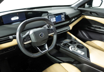 Подержанный автомобиль Changan UNI-V 2023 года (11 фото)