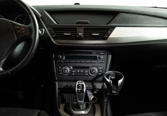 Подержанный автомобиль BMW X1 2012 года (14 фото)