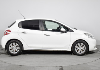 Подержанный автомобиль Peugeot 208 2013 года (4 фото)