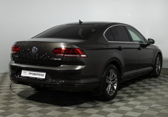 Подержанный автомобиль Volkswagen Passat Sedan 2017 года (5 фото)