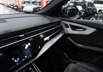 Подержанный автомобиль Audi Q8 2020 года (23 фото)
