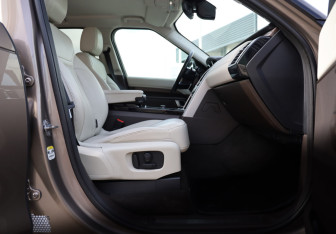 Подержанный автомобиль Land Rover Discovery 2017 года (26 фото)