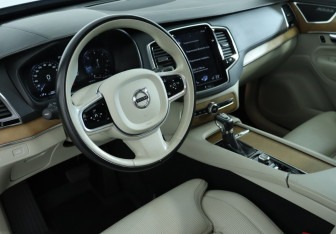 Подержанный автомобиль Volvo XC90 2018 года (14 фото)