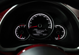Подержанный автомобиль Volkswagen Beetle Hatchback 2013 года (12 фото)