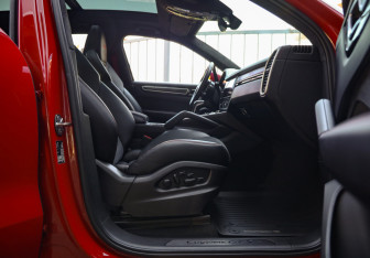 Подержанный автомобиль Porsche Cayenne 2022 года (31 фото)