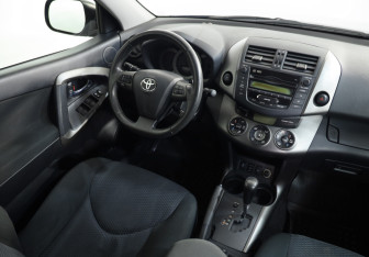 Подержанный автомобиль Toyota RAV4 2011 года (8 фото)