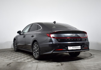 Подержанный автомобиль Hyundai Sonata 2021 года (7 фото)