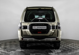 Подержанный автомобиль Mitsubishi Pajero 2014 года (7 фото)