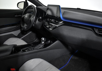 Подержанный автомобиль Toyota C-HR 2018 года (13 фото)
