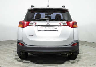 Подержанный автомобиль Toyota RAV4 2014 года (6 фото)