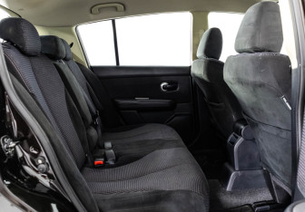 Подержанный автомобиль Nissan Tiida Hatchback 2010 года (14 фото)