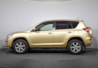 Подержанный автомобиль Toyota RAV4 2011 года (8 фото)