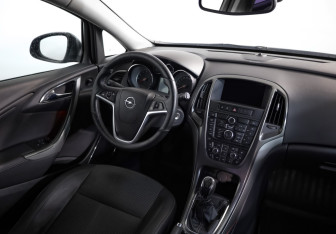 Подержанный автомобиль Opel Astra Hatchback 2011 года (7 фото)