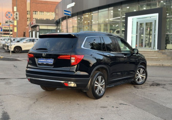 Подержанный автомобиль Honda Pilot 2017 года (6 фото)
