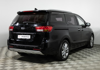 Подержанный автомобиль Kia Carnival 2017 года (5 фото)