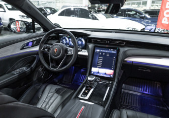 Подержанный автомобиль Hongqi H5 2025 года (15 фото)