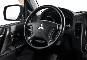 Подержанный автомобиль Mitsubishi Pajero 2011 года (17 фото)