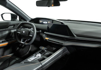 Подержанный автомобиль Changan UNI-V 2024 года (9 фото)