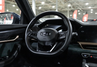Подержанный автомобиль Geely Monjaro 2023 года (16 фото)