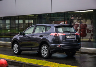 Подержанный автомобиль Toyota RAV4 2015 года (8 фото)