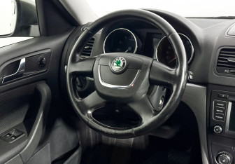 Подержанный автомобиль Skoda Yeti 2012 года (16 фото)