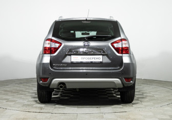 Подержанный автомобиль Nissan Terrano 2016 года (6 фото)