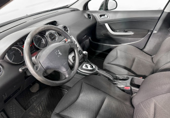 Подержанный автомобиль Peugeot 308 Hatchback 2010 года (9 фото)