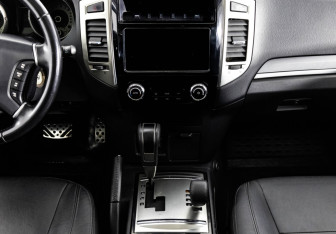 Подержанный автомобиль Mitsubishi Pajero 2017 года (15 фото)