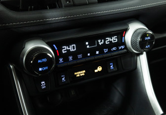 Подержанный автомобиль Toyota RAV4 2021 года (18 фото)